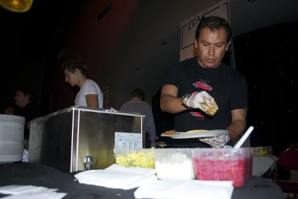 En kille från Mexiko förbereder tacos — Stockfoto