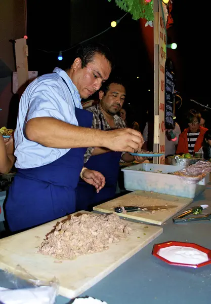 En kille från Mexiko förbereder tacos — Stockfoto