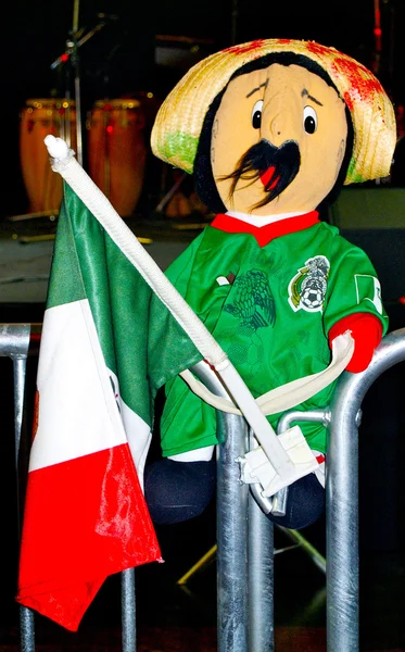 Brinquedo de Pancho do México com a bandeira — Fotografia de Stock
