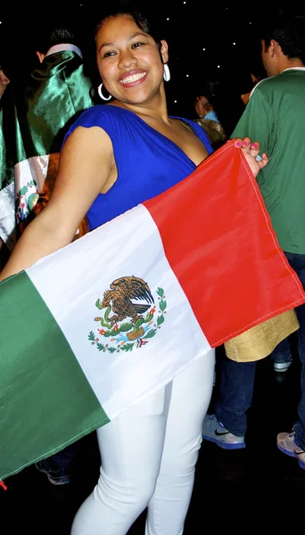 Menina do México com a bandeira nacional — Fotografia de Stock