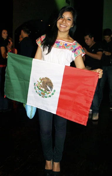 Fille du Mexique avec le drapeau national — Photo
