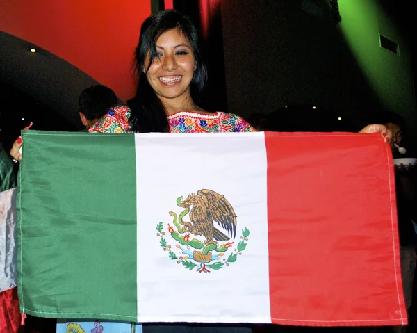 Chica de México con la bandera nacional — Foto de Stock