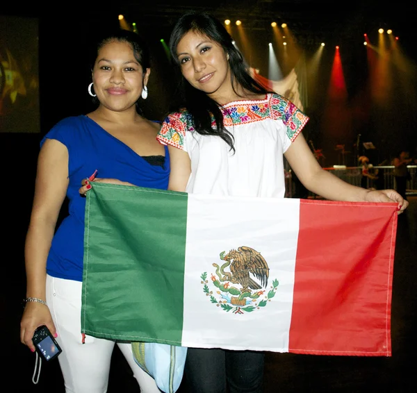 Chica de México con la bandera nacional — Foto de Stock