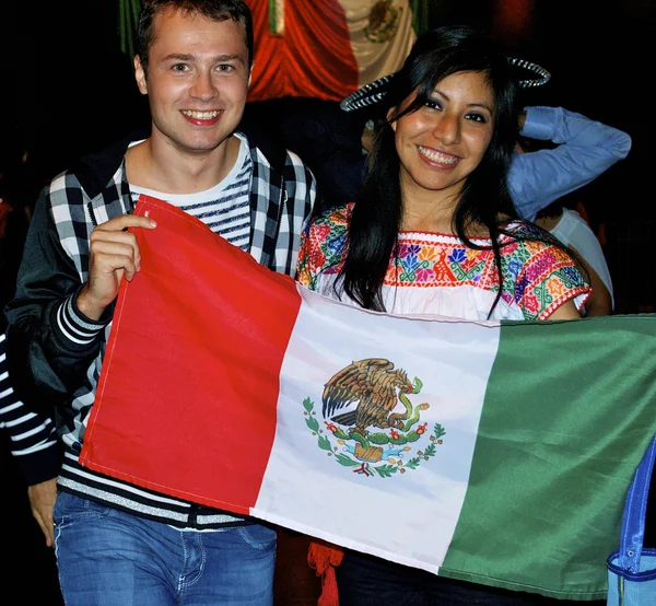 Meisje en jongen van mexico met de nationale vlag — Stockfoto