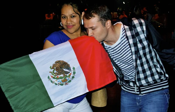 Niño besa la bandera mexicana — Foto de Stock