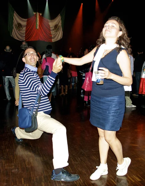 Couple Mexicain Français pendant les vacances du Mexique à Paris — Photo