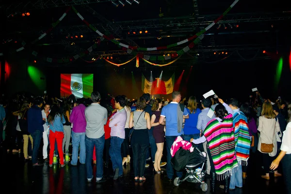 "Que viva Messico "spettacolo e vawe le bandiere nazionali — Foto Stock