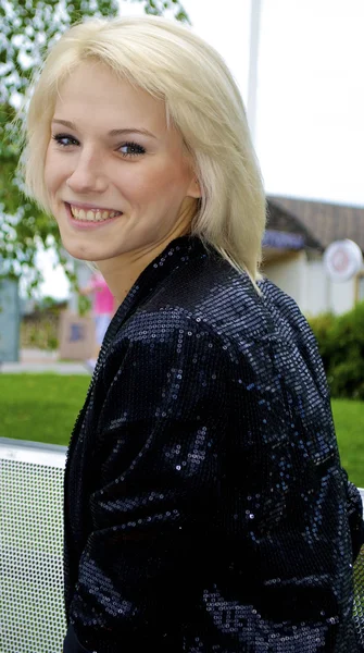Vacker blond kaukasiska modell flicka sitter på bänken och klockor på c — Stockfoto