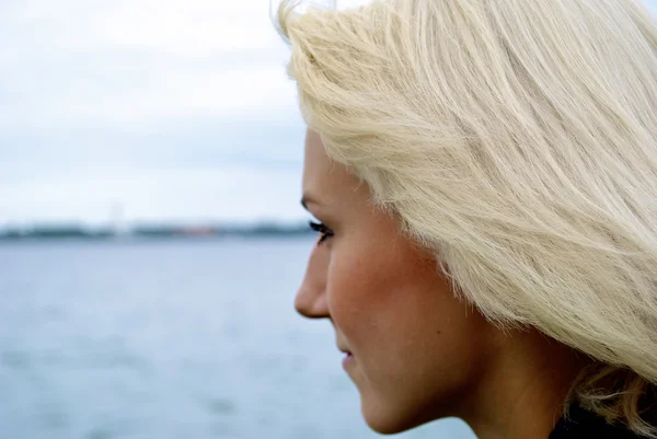 Linda loira caucasiana modelo menina olha no rio — Fotografia de Stock