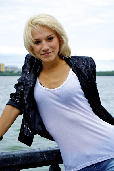 Belle fille modèle caucasienne blonde en veste noire et short en jean — Photo