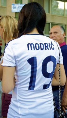 Kız yeni bir modrid gömlek