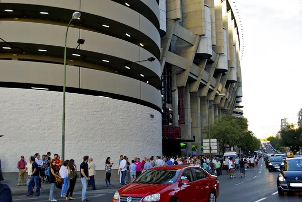 Fanów w pobliżu stadionu santiago bernabeu — Zdjęcie stockowe
