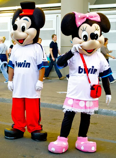 Micky and Minie Mouse in Real Madrid shirt