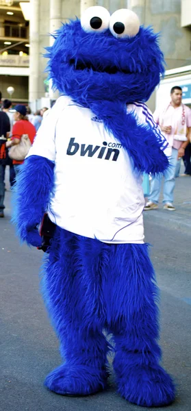 Charater cartoon espanhol na camisa Real Madrid — Fotografia de Stock
