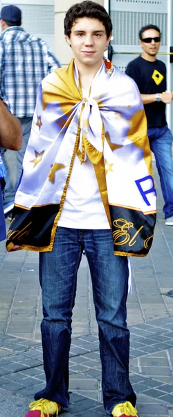 Jovem fã do Real Madrid em sua bandeira — Fotografia de Stock