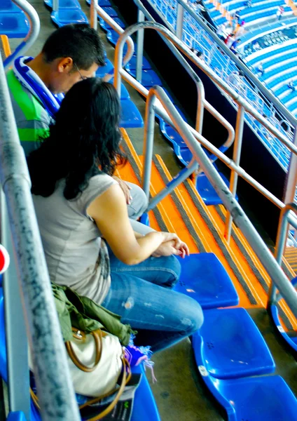 Zwei Fans auf der Tribüne — Stockfoto