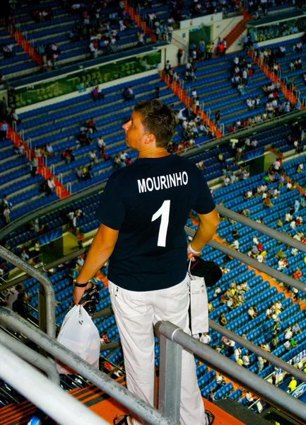 Man wearing Jose Mourinho N1 shirt — Stock Photo, Image