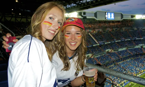 Schöne Mädchen mit spanischer Flagge im Gesicht — Stockfoto