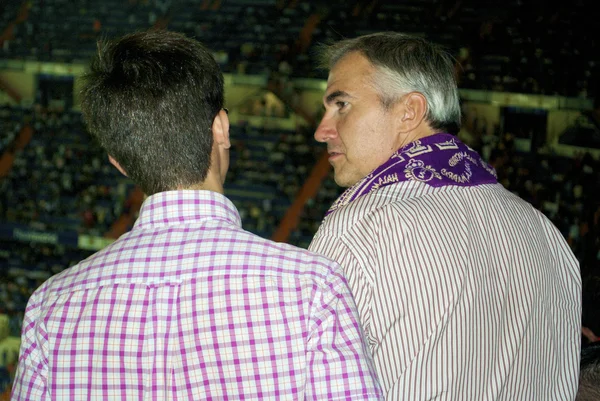 Father and son watch football — Stock Photo, Image