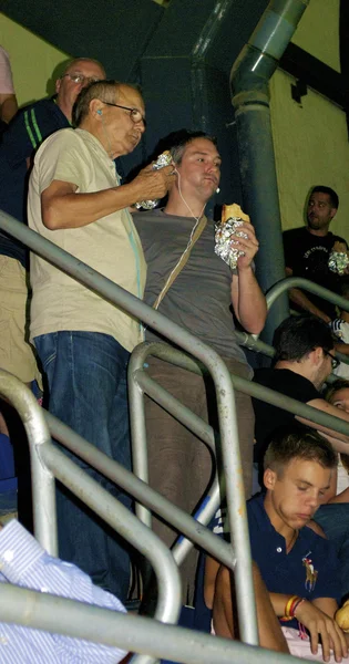 Dos fans comen durante el juego —  Fotos de Stock