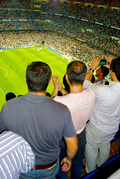 Os fãs assistem ao minuto final do jogo — Fotografia de Stock