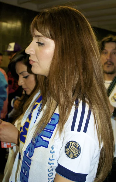Красива дівчина в Реал Мадрид символи — стокове фото
