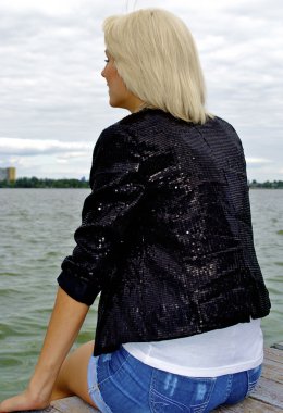 güzel sarışın beyaz model kız pozlar iskeleye