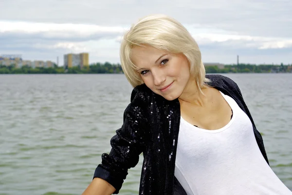 Ładny blond modelu kaukaski dziewczyna pozuje na most i uśmiechy — Zdjęcie stockowe
