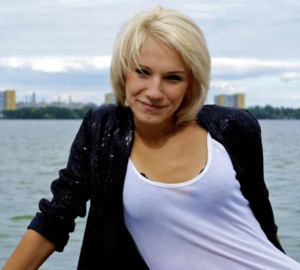 Szép, szőke, kaukázusi modell lány jelent a hídon, és a mosoly — Stock Fotó