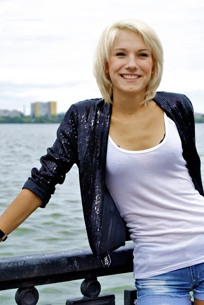 Bonita loira caucasiana modelo menina posa na ponte e sorri — Fotografia de Stock