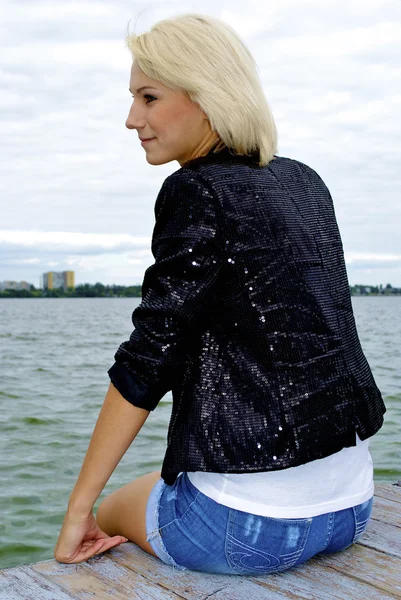 Nice blond caucasien modèle fille pose sur la jetée — Photo