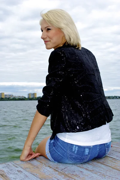 Bonita rubia modelo caucásica posa en el muelle — Foto de Stock