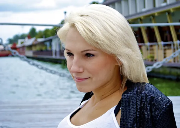 Portret dziewczyny piękne blond kaukaski modelu w czarny płaszcz i jean — Zdjęcie stockowe