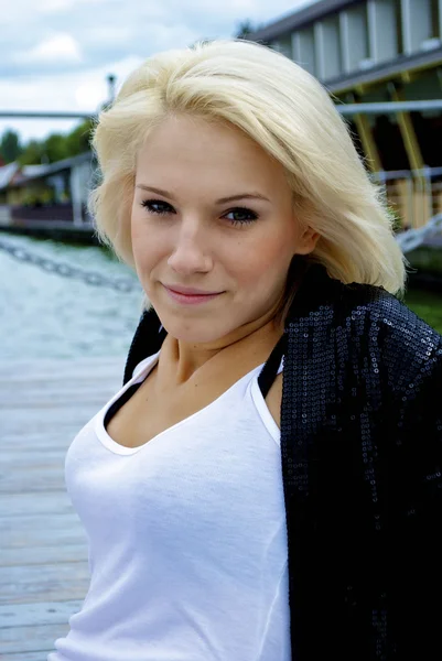 Portrait d'une belle fille modèle caucasienne blonde en veste noire et jean — Photo