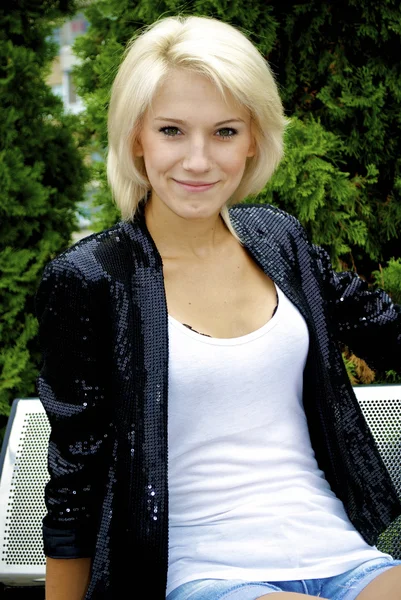 Porträtt av en vacker blond kaukasiska modell flicka utgör nära gröna — Stockfoto