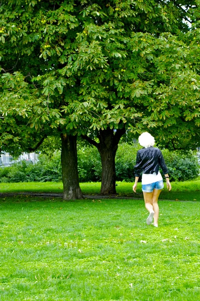 Menina corre na grama — Fotografia de Stock