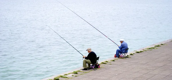 Hommes pêchant dans la rivière — Photo