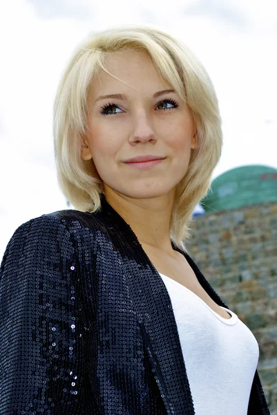 Vacker blond kaukasiska modell flicka poser framför stenarna och sky — Stockfoto
