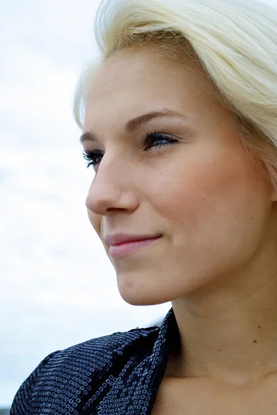 Gesicht einer schönen blonden kaukasischen Model-Mädchen vor dem Himmel — Stockfoto