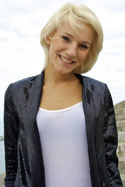 Belle blonde souriante caucasienne modèle fille en face du ciel — Photo