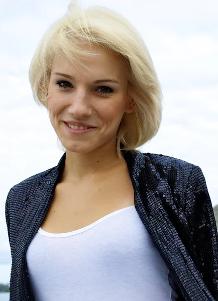 Piękne blond uśmiechający się dziewczynka kaukaski modelu przed niebo — Zdjęcie stockowe