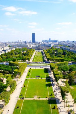 eiffel Tower nerede turist fotoğraf çekmek bahçelerinde göster