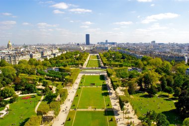 eiffel Tower nerede turist fotoğraf çekmek bahçelerinde göster