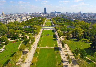 eiffel Tower nerede turist fotoğraf çekmek bahçelerinde göster