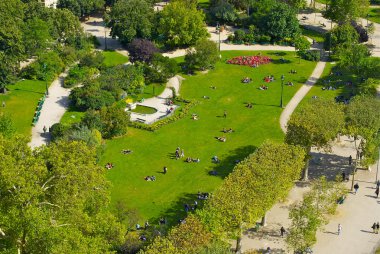 Eyfel Kulesi'ne turist dinlen