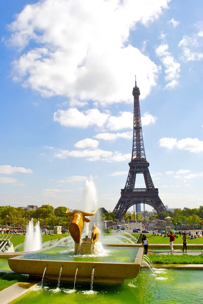 Trocadero-Brunnen und der Eiffelturm — Stockfoto