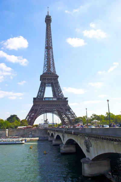 Eiffel Tower, view from the bridge — Stock Photo, Image