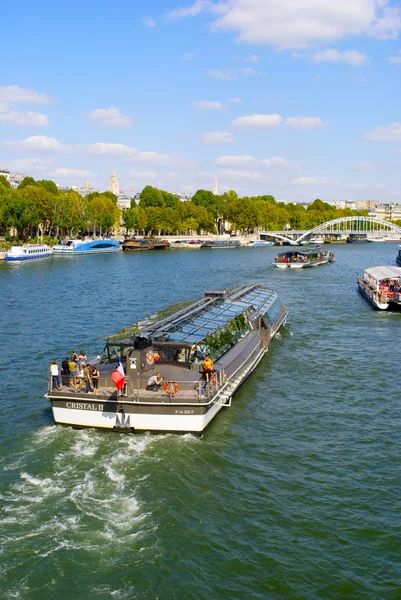 Cruise boot over de seine — Stockfoto