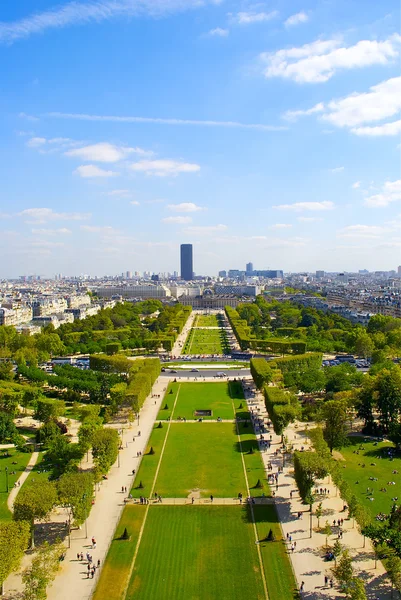 Vista da Torre Eiffel nos jardins onde o turista tira fotos — Fotografia de Stock