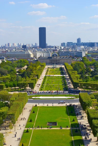 Vista desde la torre Eiffel sobre los jardines donde el turista toma fotos —  Fotos de Stock